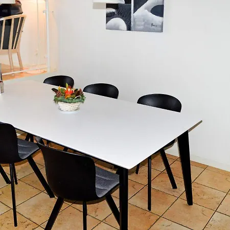 Three-bedroom Holiday In 5